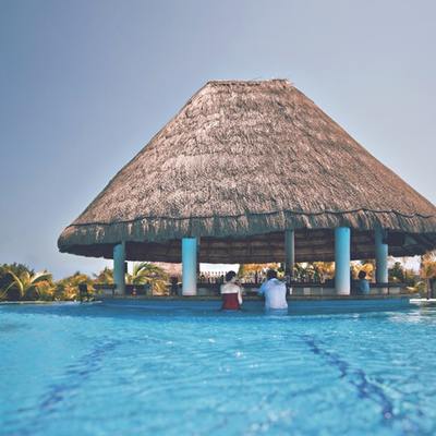 Bar na piscina remodelada