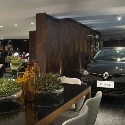 Coloque o carro na sala integrada com garagem