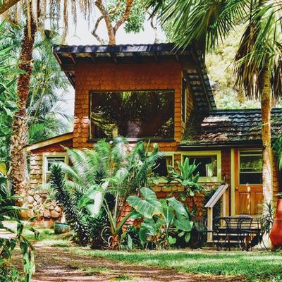 Chalet construído com vidro e espaços abertos