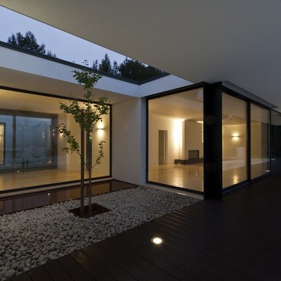 Arquitetura moderna com janelas de grandes dimensões