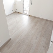 Finalização de chão flutuante no quarto