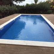 Piscina com skimmers.