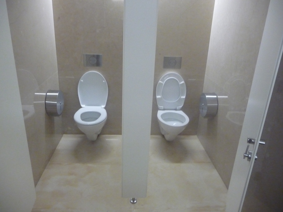 instalação de rede de águas sanitárias e louças