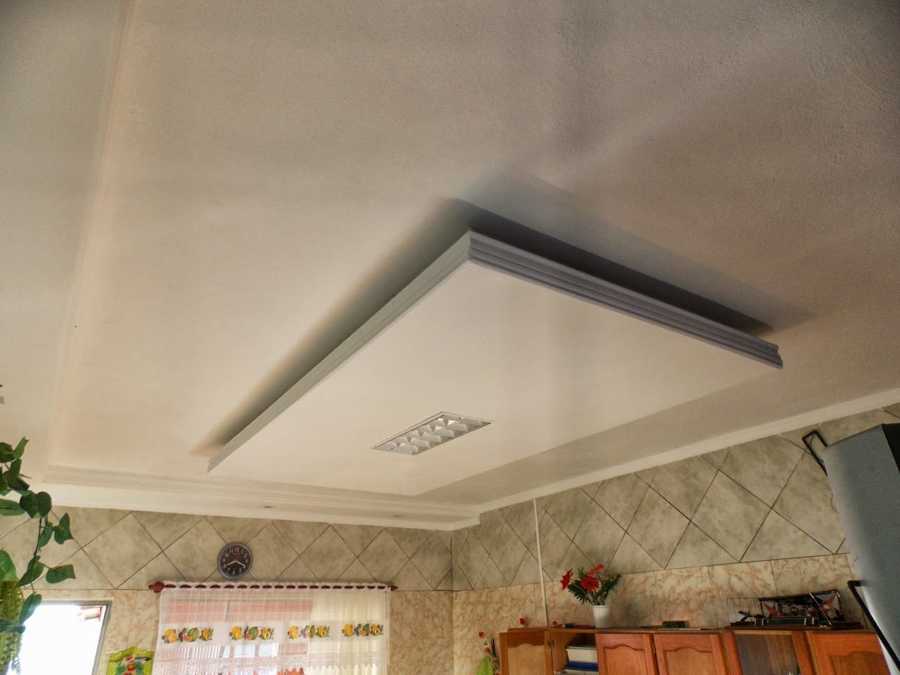 Luz indiretas e gesso decorativo nas paredes