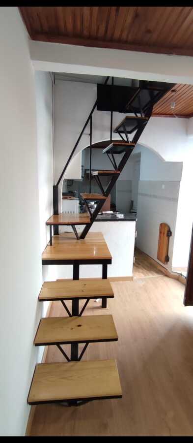 Escada em L com acabamento em madeira