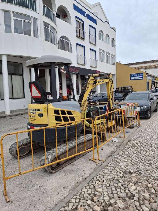 Abertura de vala e regularização de pavimento