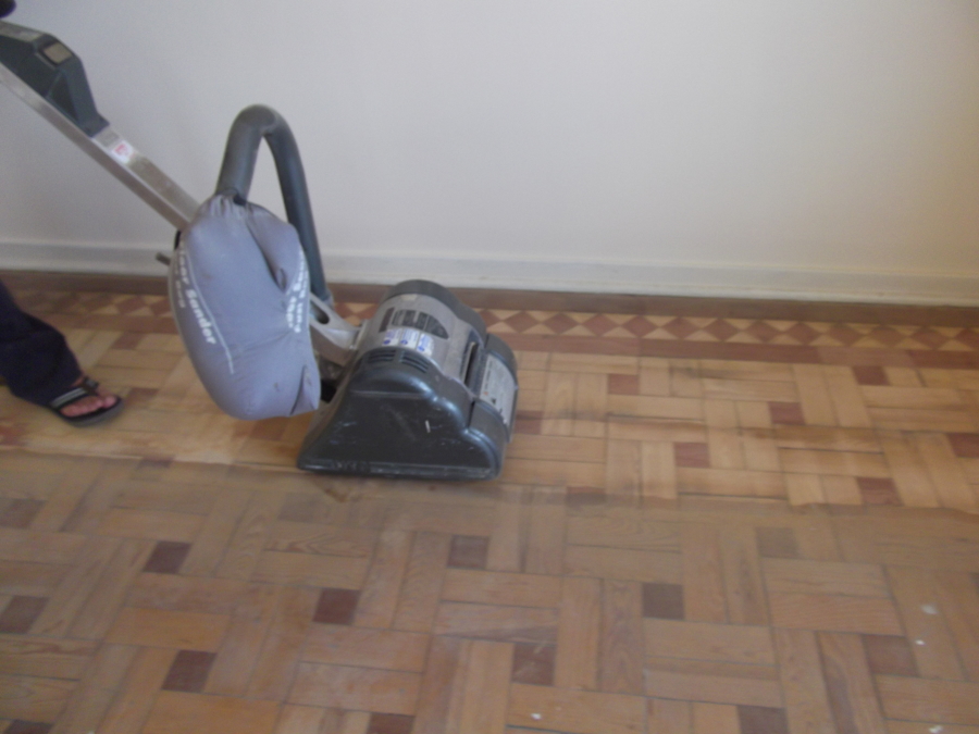 Reparação de tacos em pinho e pinho cerne e substituição de alguns podres recolagem e acabamento verniz acetinado