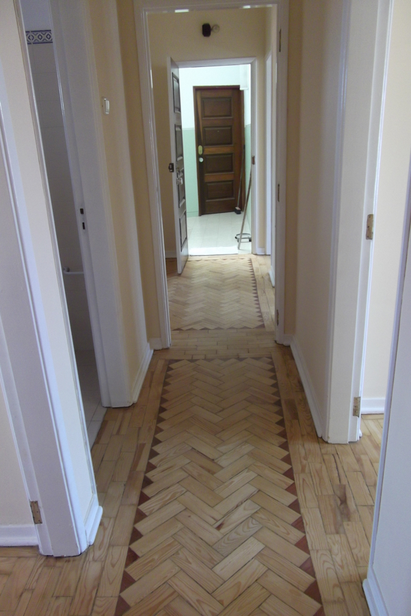 Reparação de tacos em pinho e pinho cerne e substituição de alguns podres recolagem e acabamento verniz acetinado