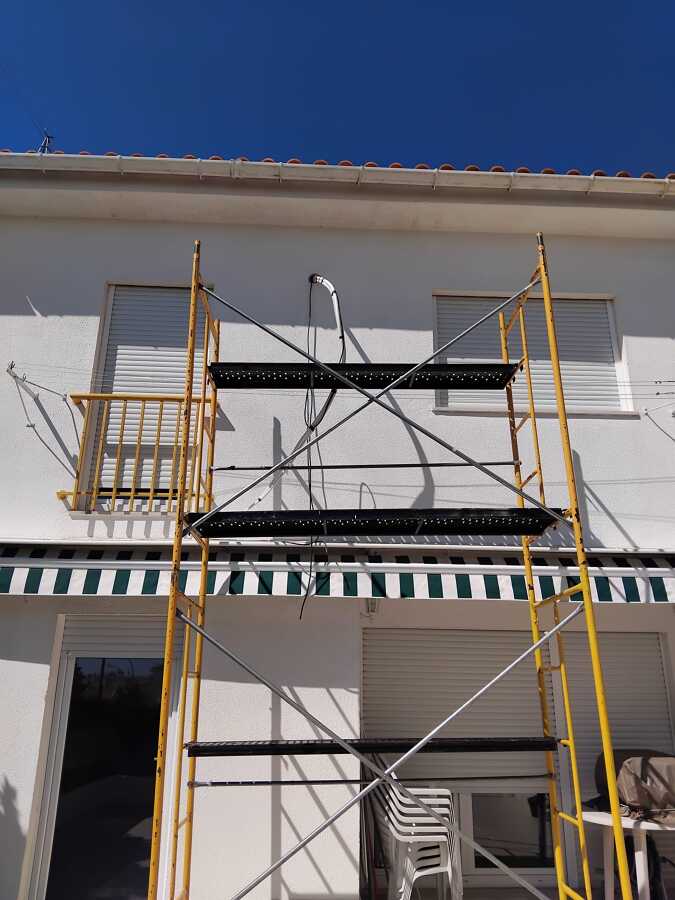 Montagem com recurso de  andaime