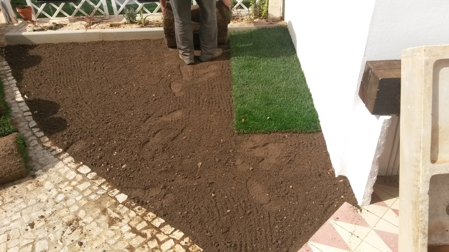 Construção de mini relvado e manutenção
