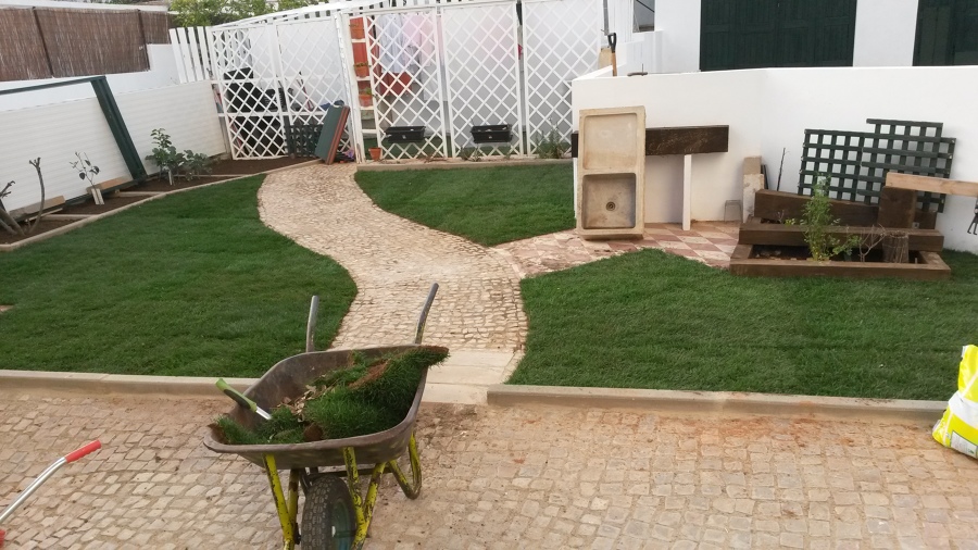 Construção de mini relvado e manutenção