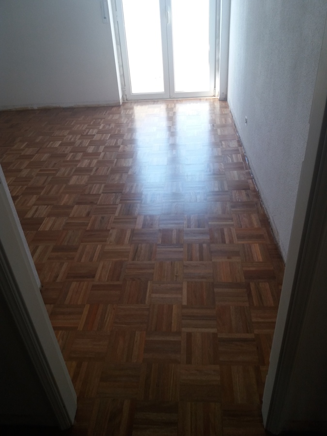 Afagamento e envernizamento de paquet