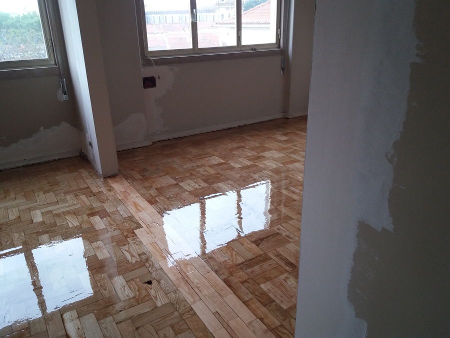 Afagamento e envernizamento de taco 