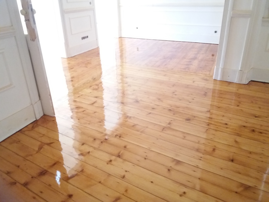 Afagamento e envernizamento