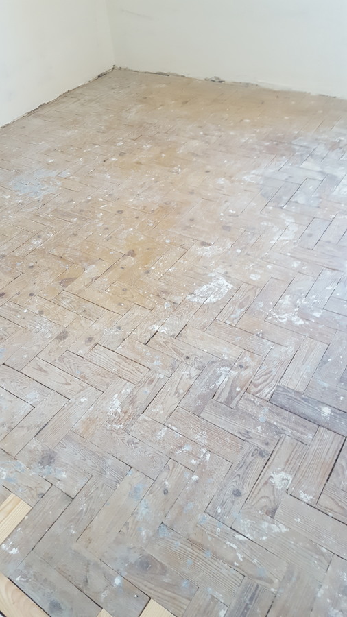 Reparação de pavimento em tacos de pinho