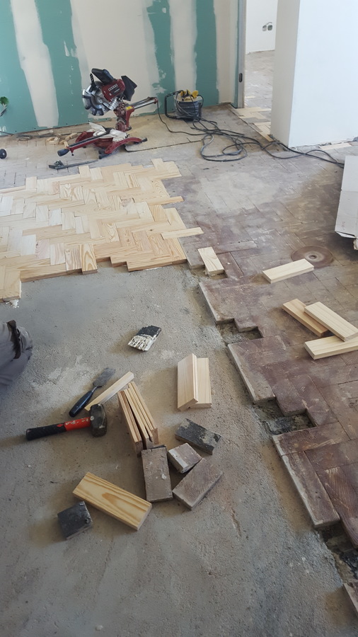 Reconstrução e reparação de pavimento em tacos de pinho com + de 40 anos