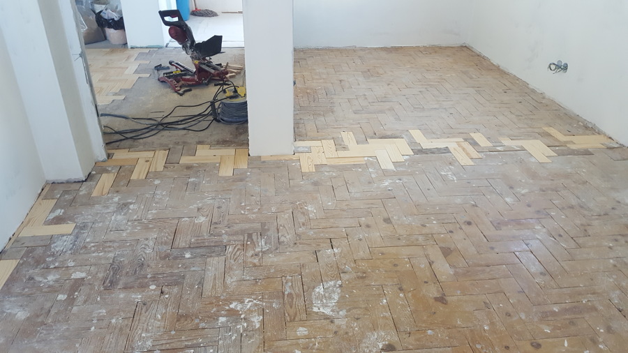 Reconstrução e reparação de pavimento em tacos de pinho com + de 40 anos