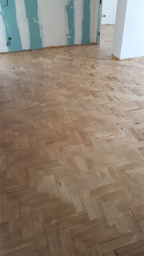 Reconstrução e reparação de pavimento em tacos de pinho com + de 40 anos