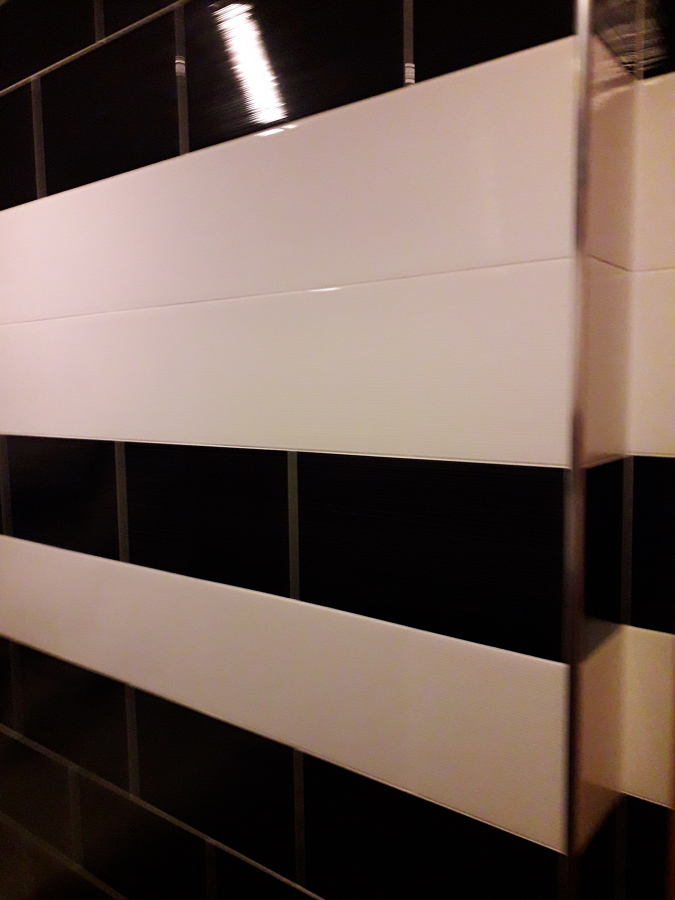 Assentamento  de tijoleira  em casa de banho