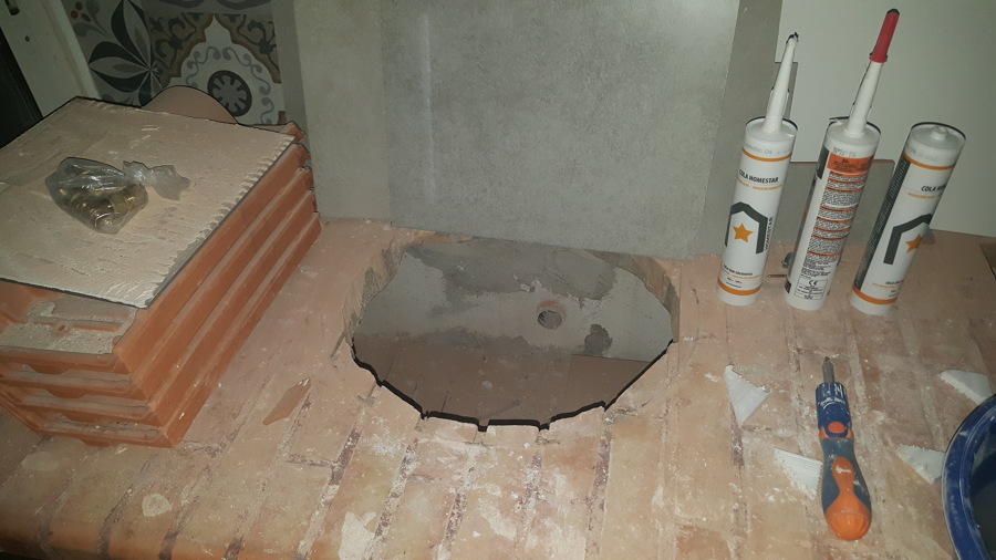 Abertura para lava-loiça em bancada de tijolo maciço