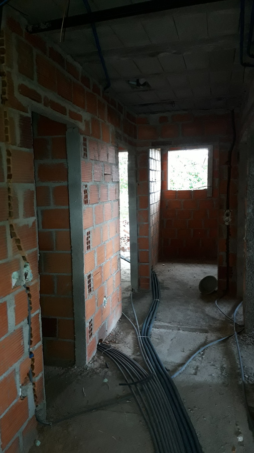 Corredor de uma casa ainda em bruto