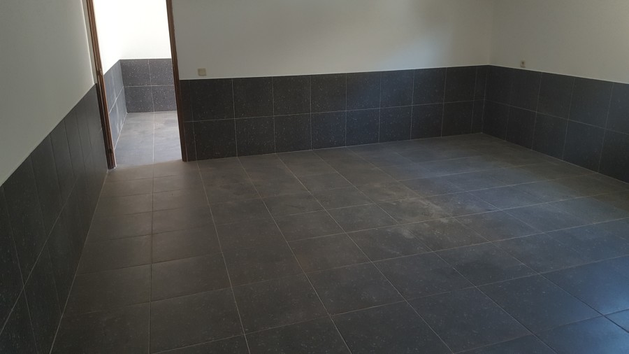 Trabalho de Assentamento de Cerâmica em Garagem