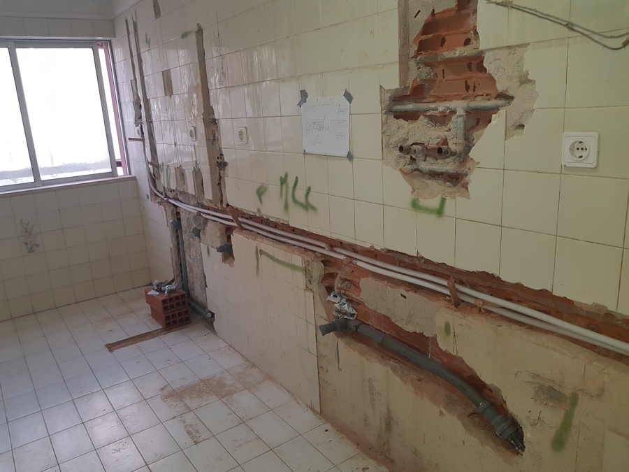 Cozinha e Montagem de Tubos de Água.