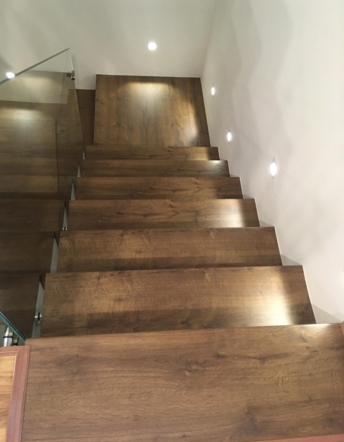 Escada revestida com piso flutuante