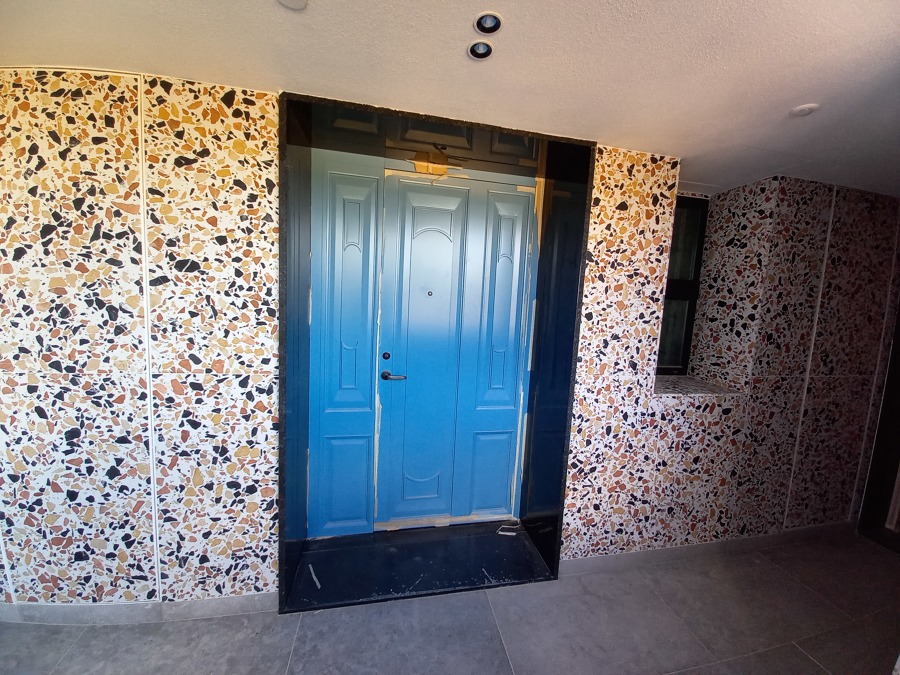 Entrada com porta azul