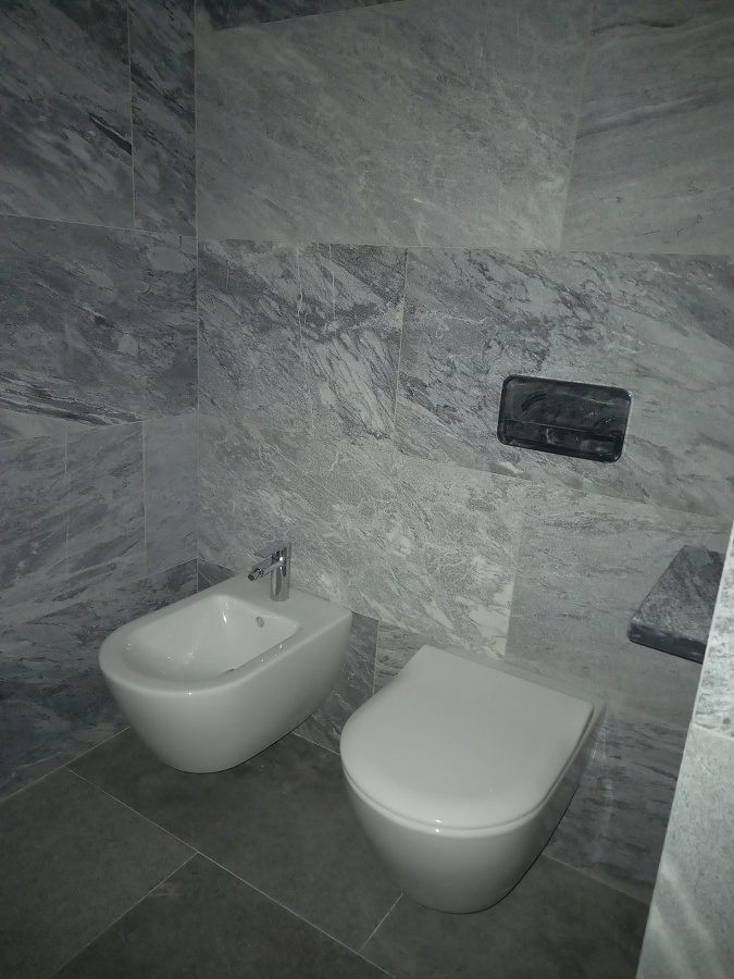 Casa de banho com sanitas suspensas