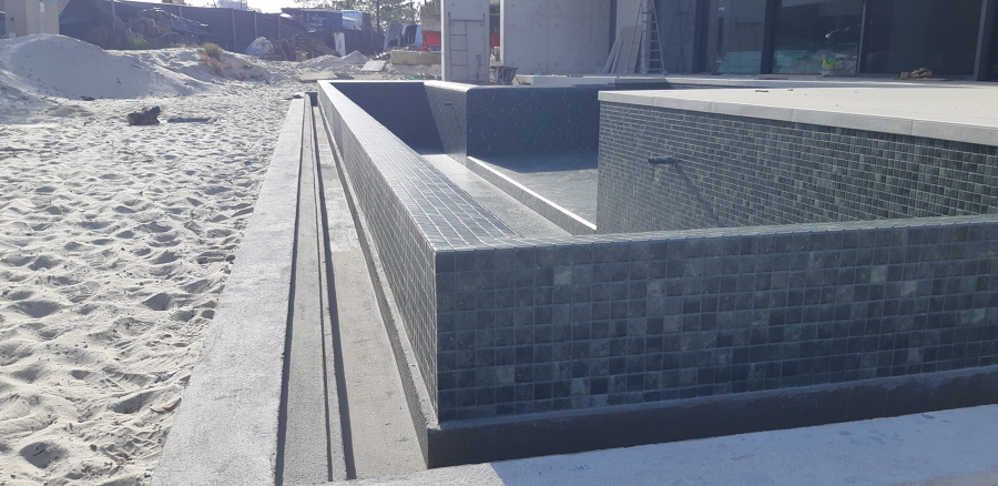 Piscina de transbordo em Tróia Atlantic Village: pastilha Vidrepur Nature Jungle e junta verde escura Kerakoll. Nivelamento perfeito do transbordo.