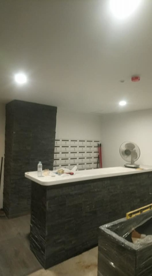 Recepção de um hotel na Almirante Reis,revestimento em xisto.