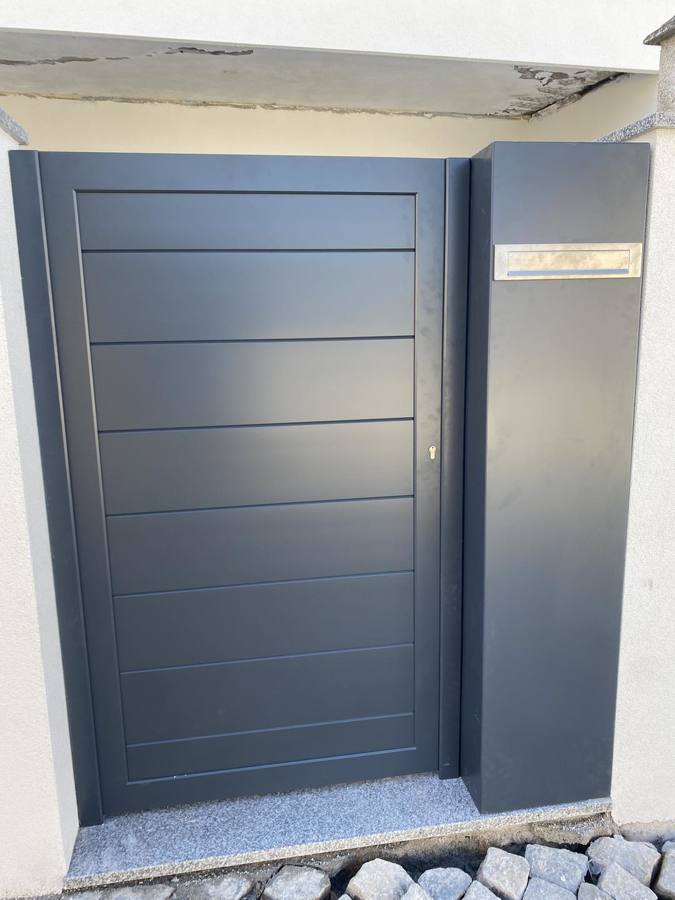 Portão Pedonal com Caixa de Correio em Aluminio