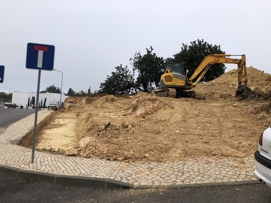 Abertura para muro de contenção.