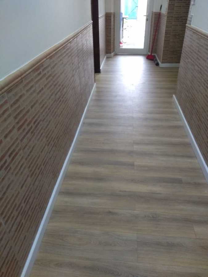 Remodelação de paredes e pavimento em moradia