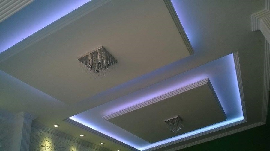 Luz indiretas e gesso decorativo nas paredes
