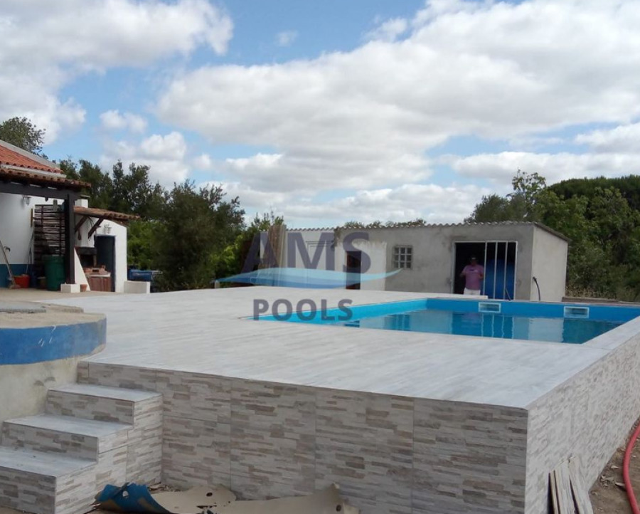 Área envolvente da piscina