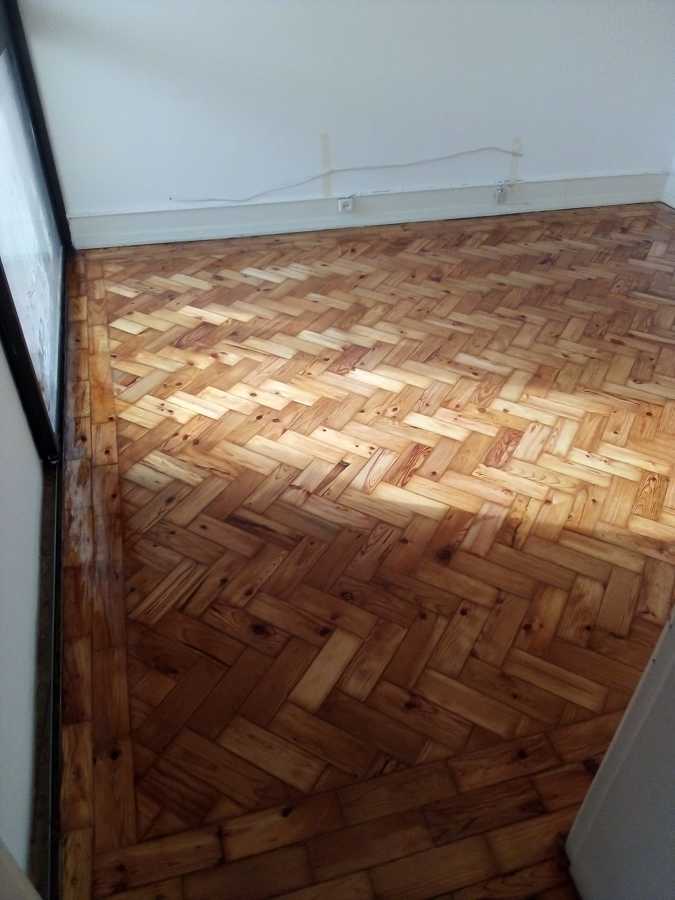 Afagar, betumar e envernizar tacos 21 em pinho com verniz meio brilho.