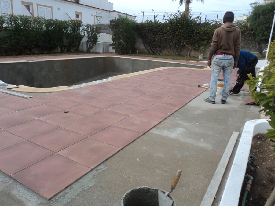 Recuperação da piscina e pavimentos.