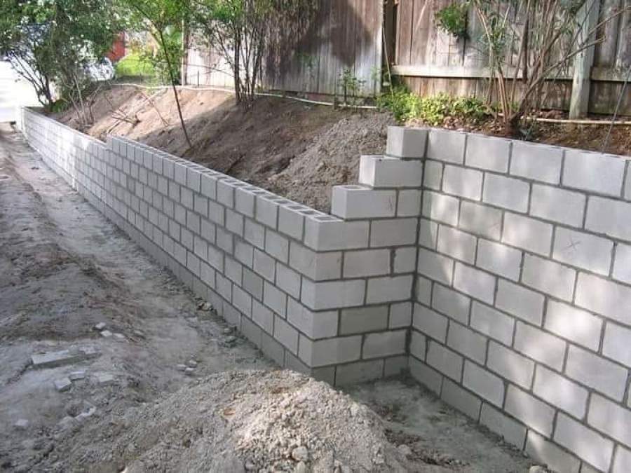 Muro estilo moderno com 100 metros de comprimento por 1,40 de altura