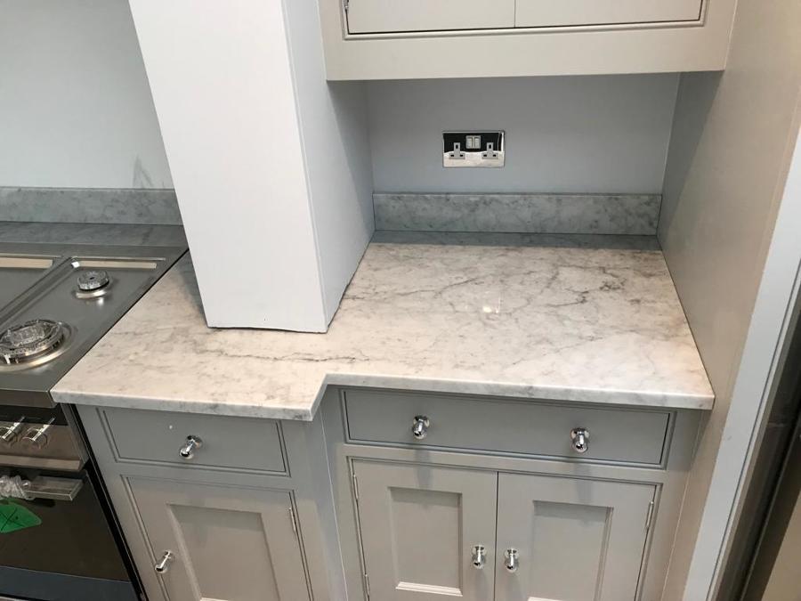 Bancada de Cozinha em Branco Carrara