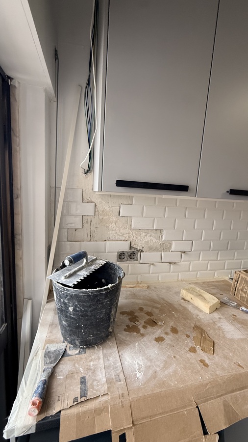 Reparo elétrico e ladrilho