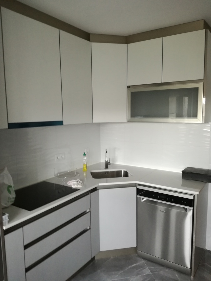 Cozinha melanina cinza e branco