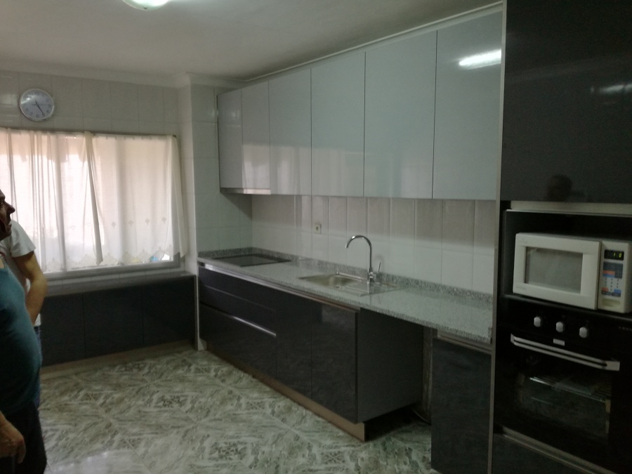 Cozinha termolaminado branco e cinza