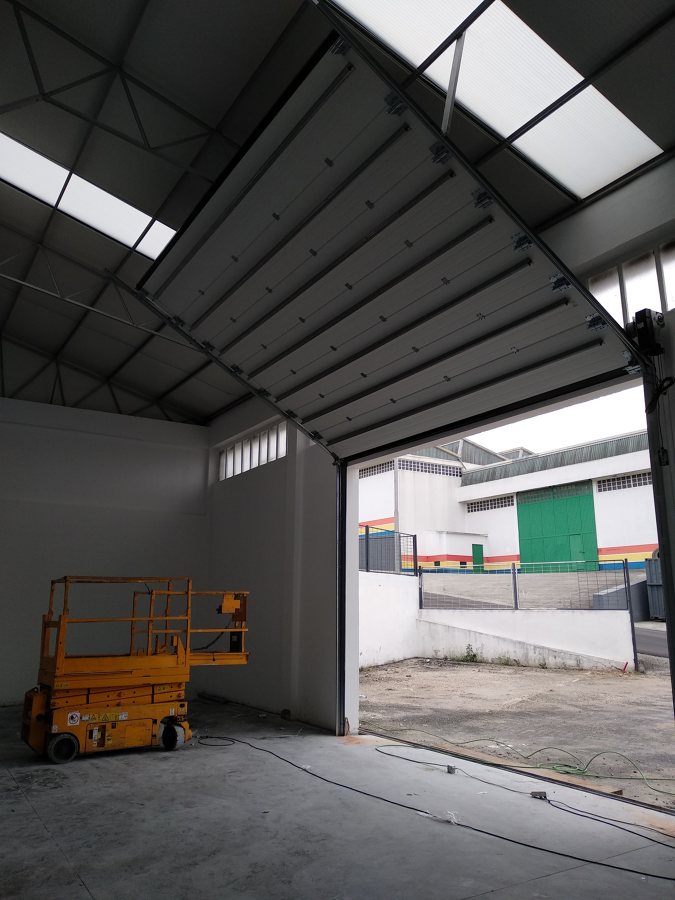 Portão seccionado industrial