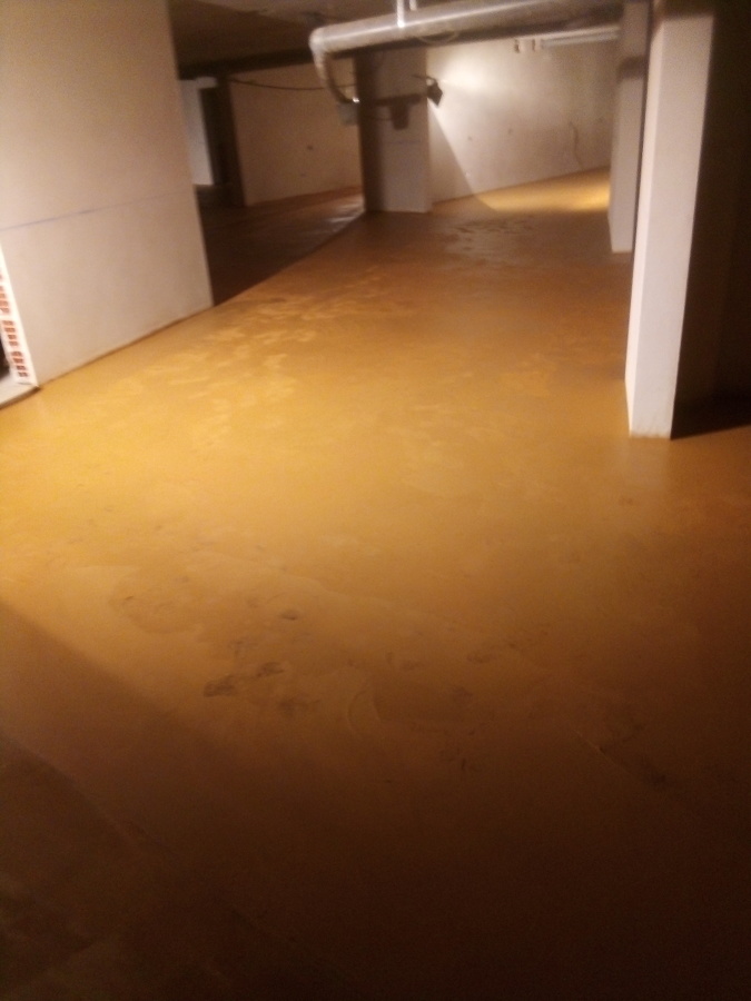 Trabalho em fase de acabamento em amarelo