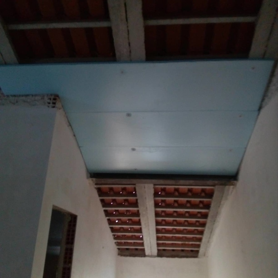 Roof-mate em tetos.