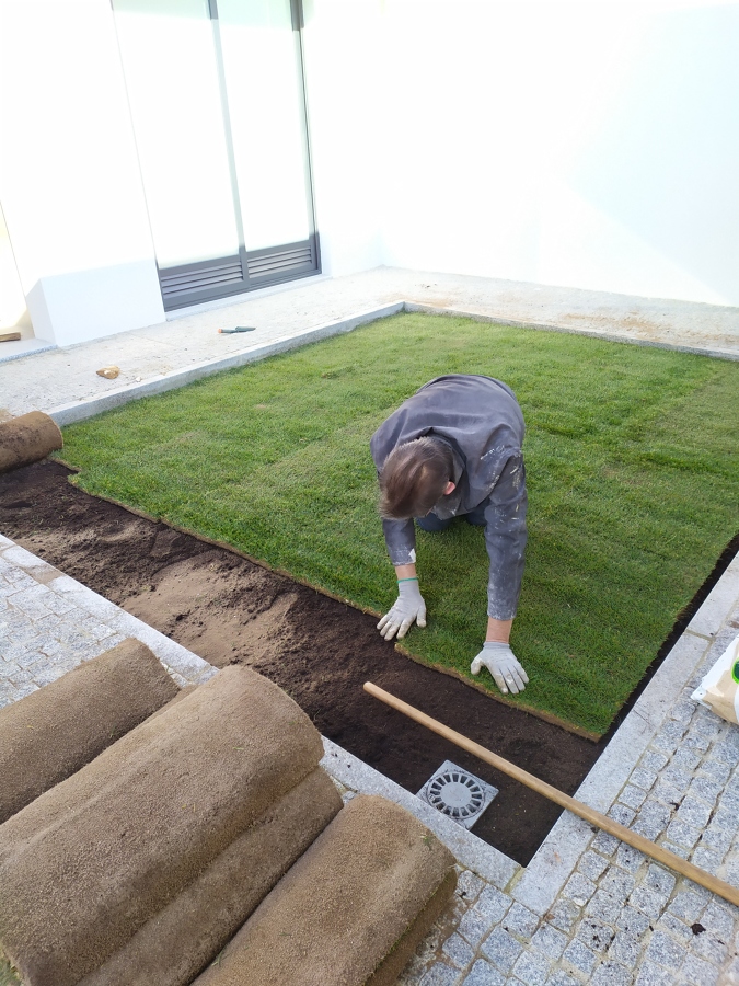 Colocação de relva natural e sintética