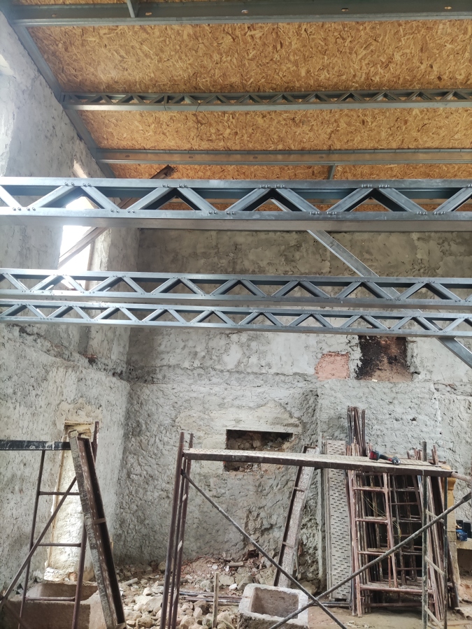 TRAVAMENTO EM LSF DE PAREDES