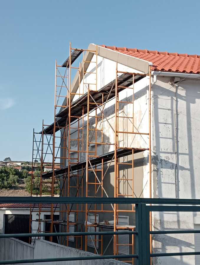 Barramento com rede e pintura de vivenda